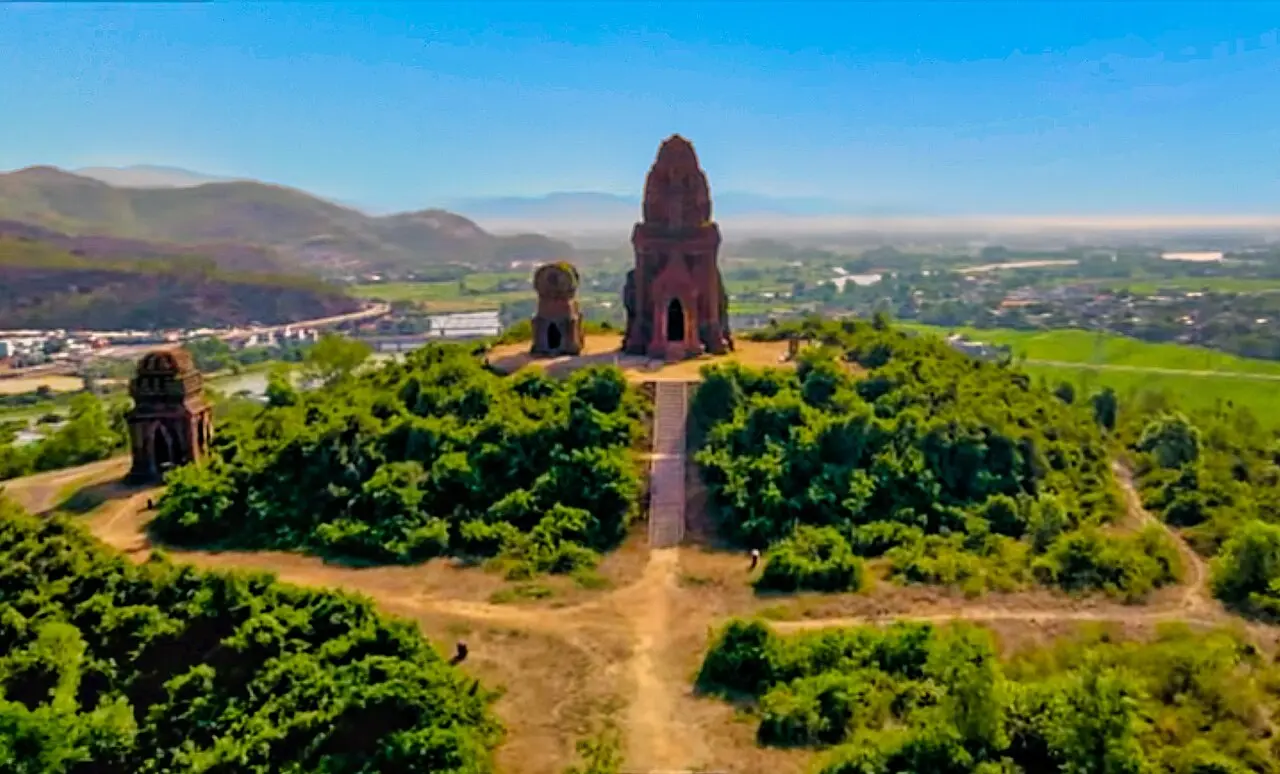 Tháp Bánh Ít — Bình Định