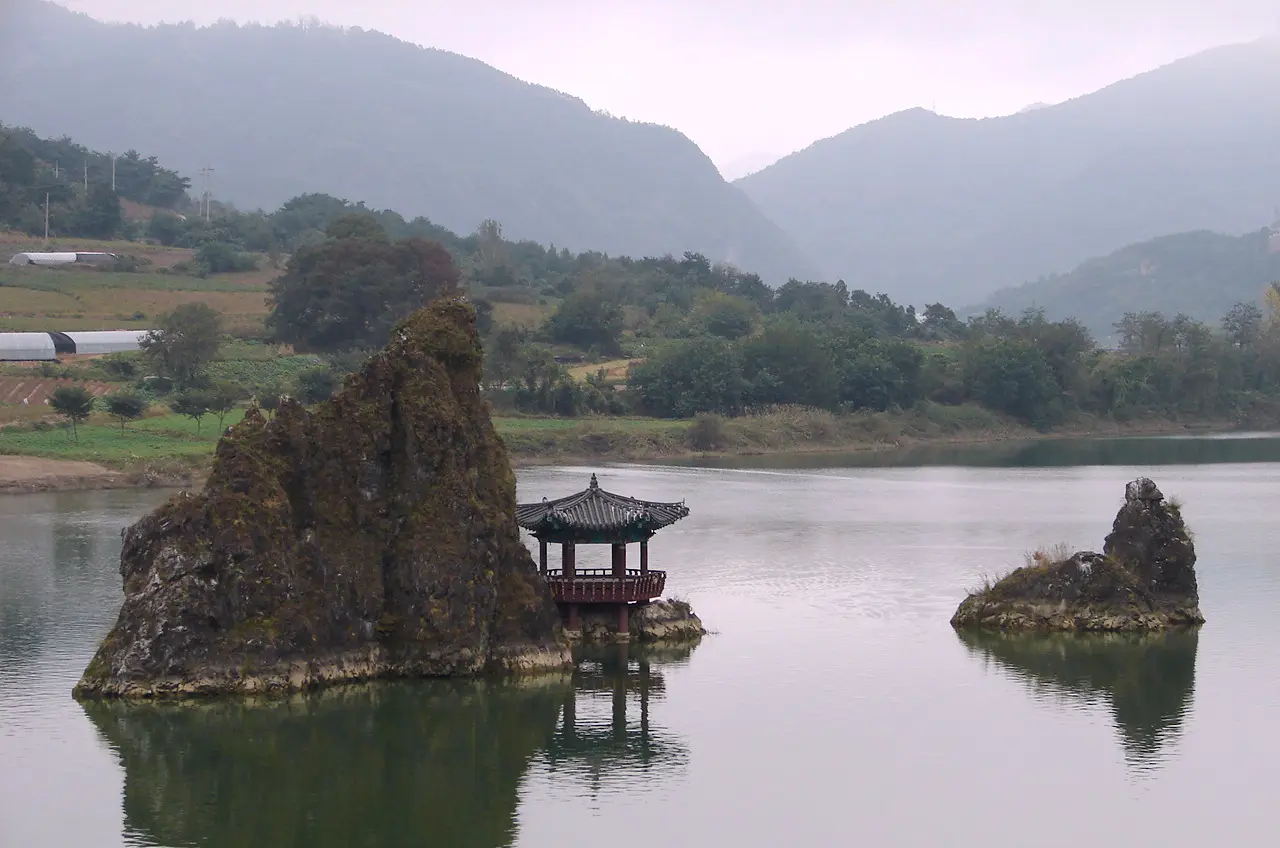 Chungbuk — Ba đỉnh đá Dodamsambong (Danyang)