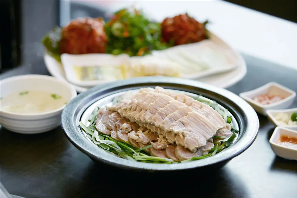 Thịt luộc cuốn (bossam)