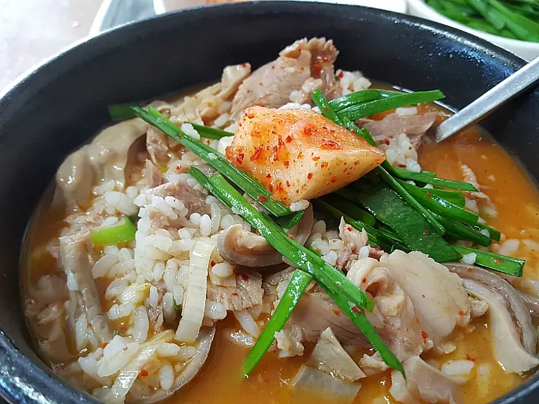 Canh xương heo Busan (dwaeji-gukbap)