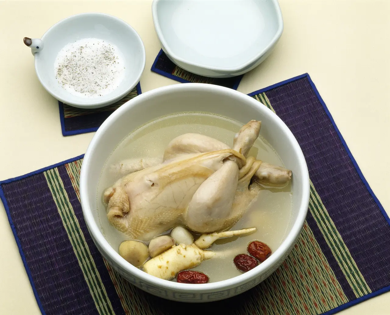 Gà hầm sâm (samgyetang)