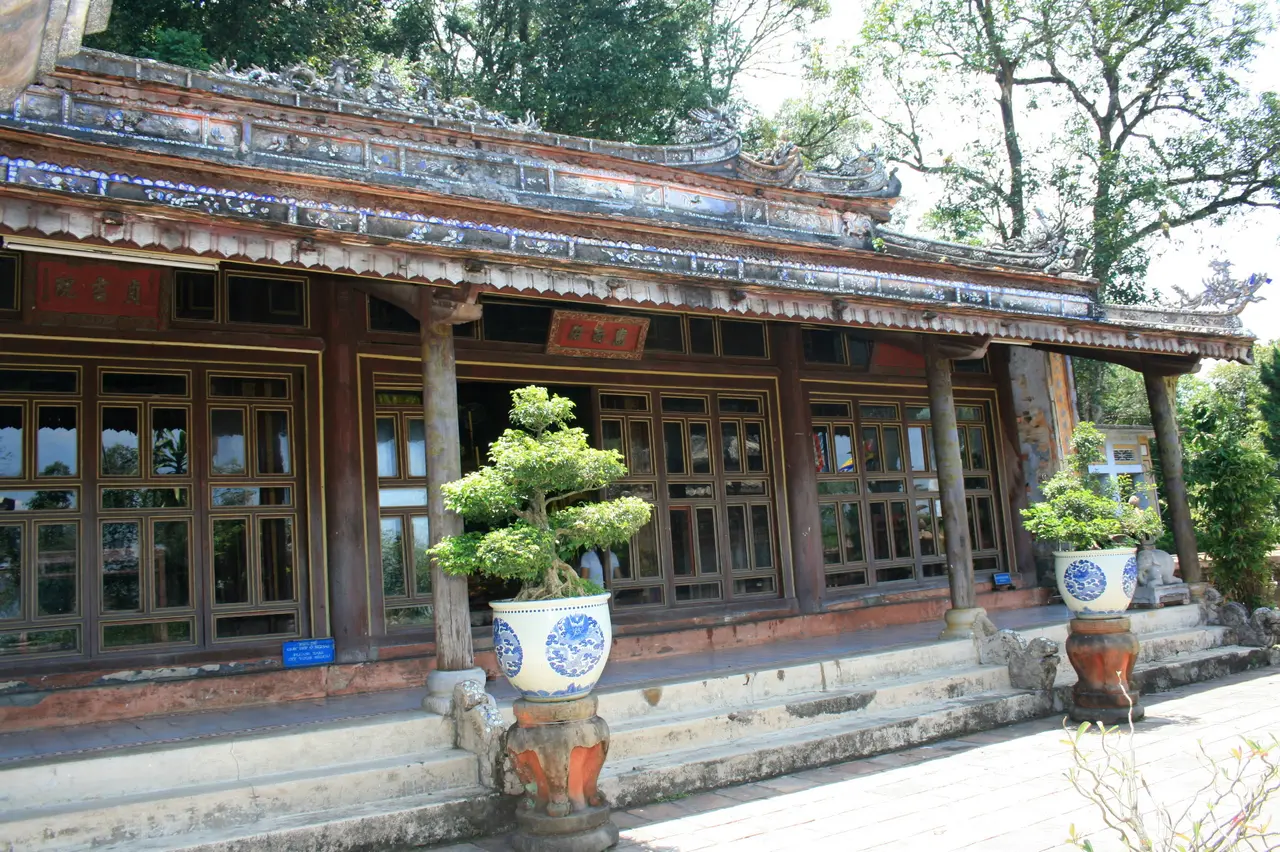 Điện Hòn Chén — Thừa Thiên Huế