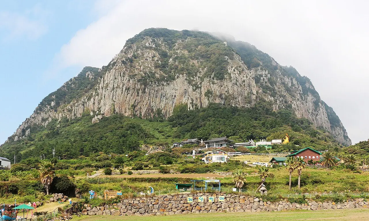 Núi Sanbangsan & bờ đá Yongmeori — Jeju