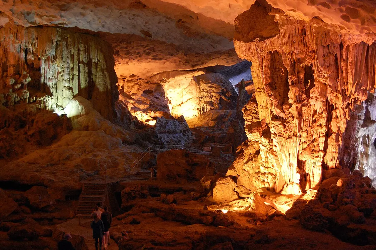 Hang Sửng Sốt — Quảng Ninh